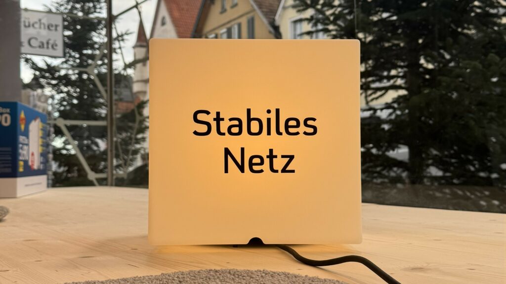 Schaufenstergegenstand mit Aufschrift "Stabiles Netz"